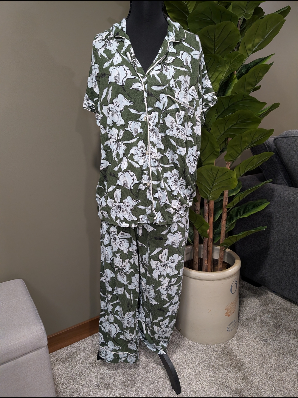 stars above Olive Green & White Floral Short-Sleeve Pajama Set